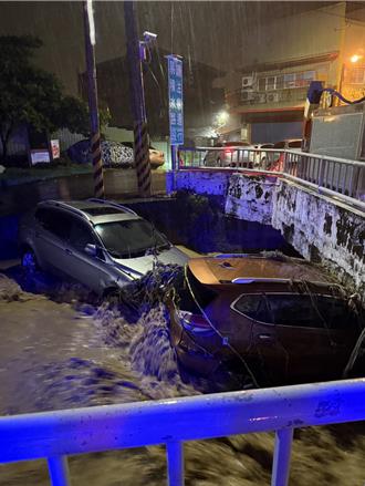 暴雨狂炸！彰化市6車遭大水沖入水溝 現場慘況曝