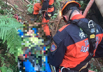 八里預拌混凝土車疑爆衝 撞廂型車衝下山坡釀2死