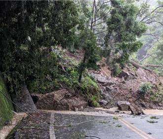 台中暴雨成灾！丰原南坑巷土石崩落、东阳路「走山」