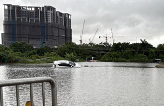 台中暴雨道路成河！視線不佳駕駛駛入稻田 警涉水拉封鎖線保平安