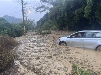 大雨狂炸！霧峰桐林山區土石流 道路阻斷搶通中