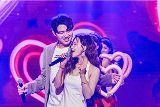 超甜！森恬CP親密貼臉唱〈小姐請你給我愛〉 粉紅泡泡滿場飛