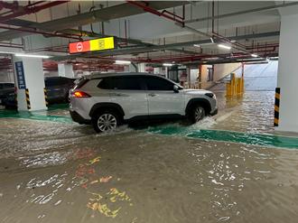 台中大里益民國小停車場成水池 大雨下整夜車主急移車