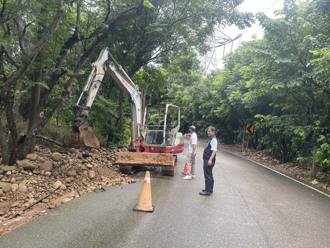 前天才搶通！台中清水鰲海路再傳土石滑落一度封閉
