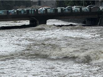 台中麻園頭溪暴漲3公尺 太平大湖橋封閉、多處積淹水