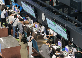 「紅眼班機」凌晨怎去機場？過來人推2辦法：安全又省錢