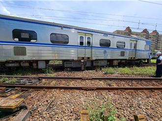 台鐵樹林調車場「區間車出軌」 1.5節車廂脫軌畫面曝