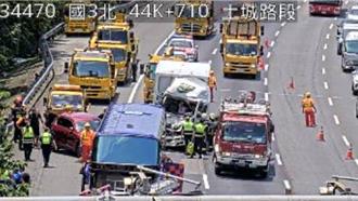 國3北向土城段連環撞 3人輕傷送醫