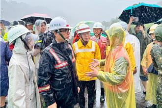 高雄台20五口之家墜谷 2死3失聯 暴雨釀路基流失救援受阻