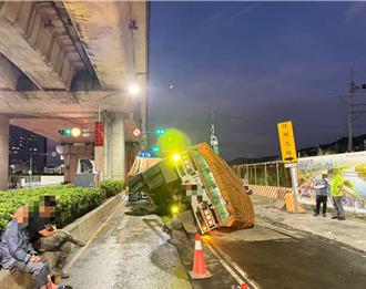 新北凌晨驚魂！泰山施工路段未警示 大貨車載米翻覆險釀災