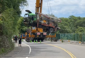 八里死亡車禍！灌漿車清晨失控墜谷釀2死 駕駛搶救中