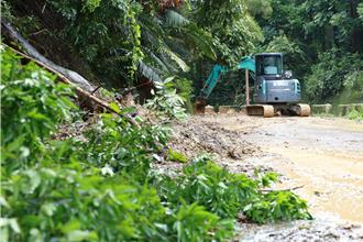 台中潭子多處土石崩落 居民受困、電信供電中斷持續搶修中