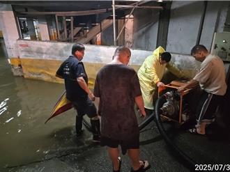 台中大樓地下室水淹50公分高 里長深夜救30機汽車不泡水