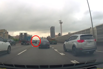 國1驚魂！聯結車輪胎「噴飛」險釀禍 警追查開罰