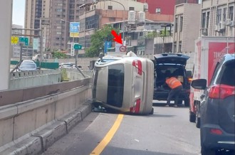 載母返家恍神追撞翻車 台64一度塞爆！釀2傷