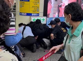 西門捷運站內二度咆哮！　失控男遭警壓制帶回