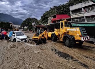 豪雨猛炸「紫到發黑」高雄山區21小時灌1326毫米 粉專曝雨停時間點