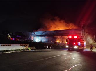 桃園大園倉儲火警！延燒多間廠房　消防緊急灌救
