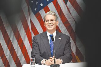 贝森特讚何立峰 老练政治家