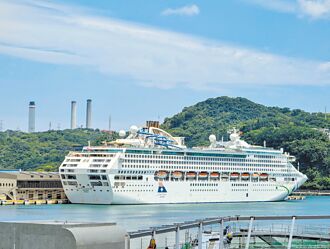 领航星号首航 基隆迎接邮轮客