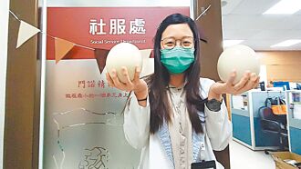 花蓮 感念社工 截肢病患家屬送巨蛋