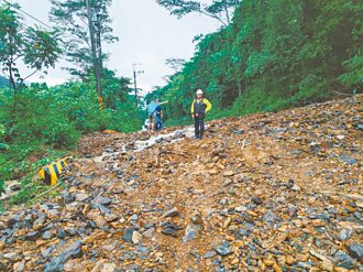 高屏雨成災 多處坍方封路封橋