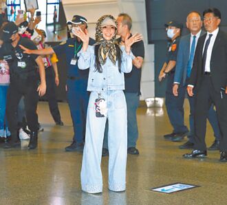 莎拉布萊曼在墾丁與猴聊天