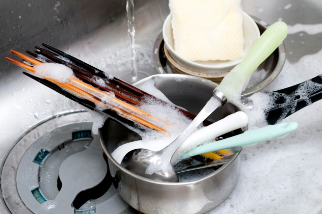 木质餐具易孳生细菌，建议定期汰换。（示意图，shutterstock／达志）