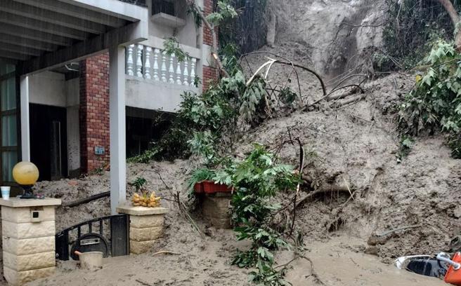台中市近日豪雨不断，31日北屯区东山路二段惊传土石流灾情。（大坑里长曾朝煌提供）