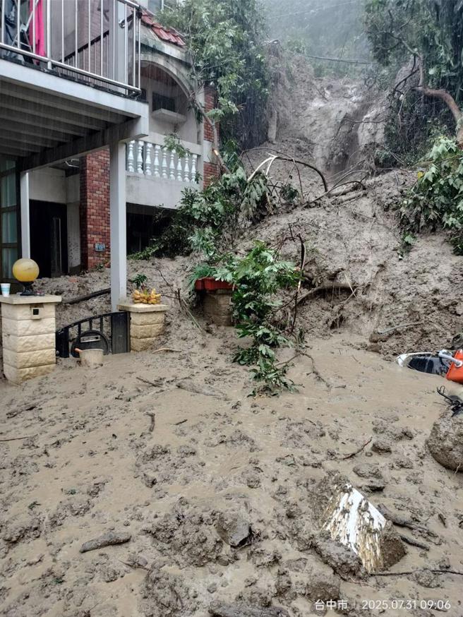 台中市近日豪雨不断，31日北屯区东山路二段惊传土石流灾情。（大坑里长曾朝煌提供）