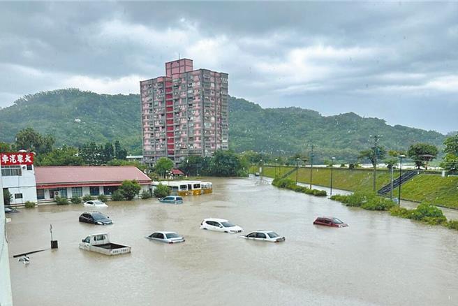 交通部公路局31日公布「0728西南氣流及竹節草颱風外圍環流受災民眾辦理公路監理業務權益照顧措施」。圖為30日南投災情照。（圖／南投縣議員林儒暘提供）