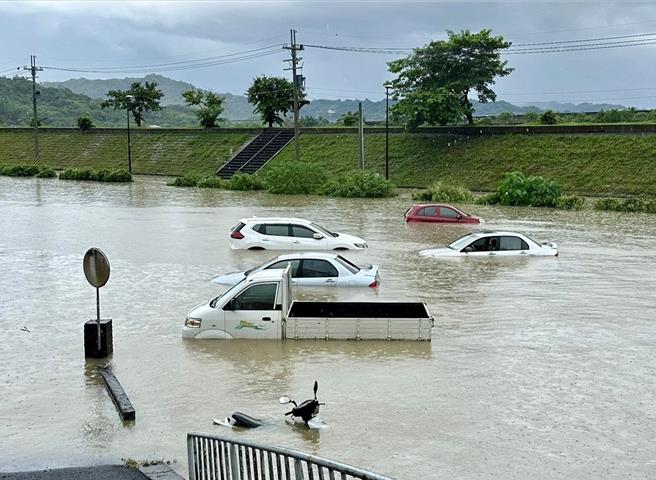 停放貓羅溪畔汽機車來不及移走泡水，南投縣稅務局宣布可減免汽機車使用牌照稅 。（林儒暘提供／楊靜茹南投傳真）