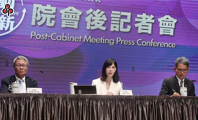 立院日前通過特別條例，納入普發現金1萬元，行政院表態不支持，而31日為行政院提起覆議的最後期限。行政院發言人李慧芝在行政院會後記者會上表示，政院不會提出覆議，但因普發現金的內容有違憲、違法等瑕疵，因此將在適當時機提出釋憲。（劉宗龍攝）