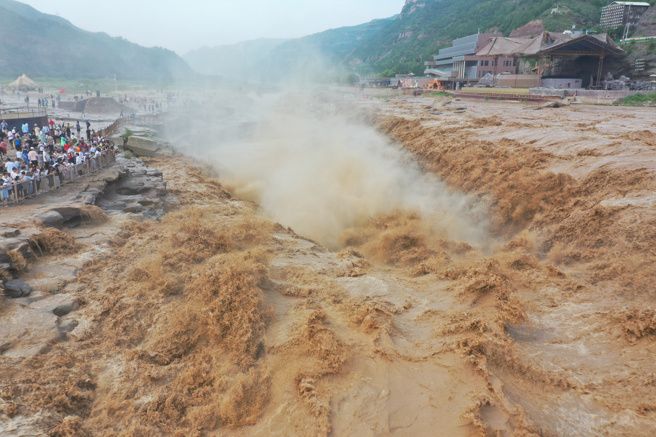 2025年7月27日，人們在山西吉縣觀看黃河壺口瀑布。 中新社