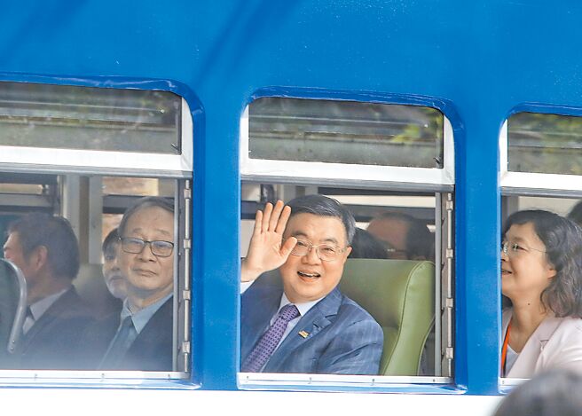 国家铁道博物馆第一阶段开放开幕典礼30日举行，行政院长卓荣泰出席，并搭乘园区动态馆藏车辆体验，与铁道旁民眾挥手。（王英豪摄）