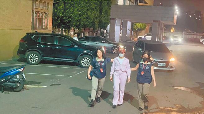 新北地檢署4月21日指揮調查局搜索「群海娛樂」等5處，約談家寧及其父母等共9人，家寧（中）穿著一身粉紅色運動裝晚間7時許移送檢方複訊。（民眾提供／柯毓庭新北傳真）