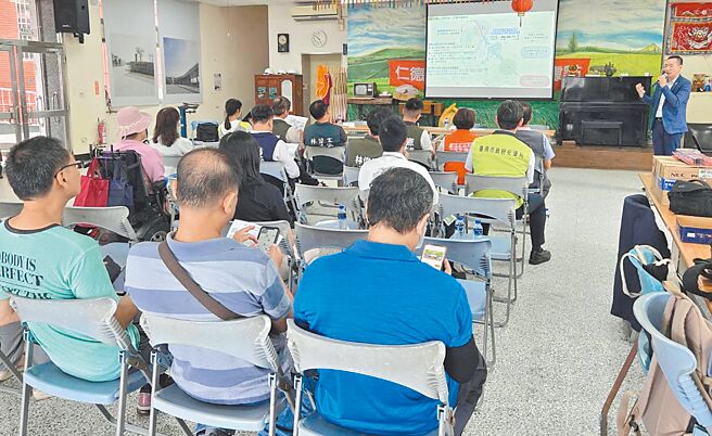 台南市仁德地区铁路立体化可行性研究已有初步成果，市府交通局将于8月5日下午6时30分在文贤国小举办第2场地方说明会。图为今年6月26日交通局在成功里活动中心办理的第1场地方说明会。（交通局提供／洪荣志台南传真）