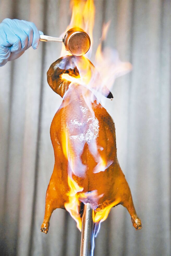 点水楼的「火焰鸭」是聚餐必尝菜色，可以连皮带肉一起吃，吃到鸭皮的薄脆及鸭肉的鲜嫩多汁。（点水楼提供）