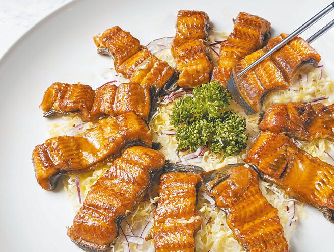 「烟熏河鳗」将肉质软嫩细致、营养价值极高的河鳗，以点水楼独门的烟熏烹调手法呈现。（点水楼提供）