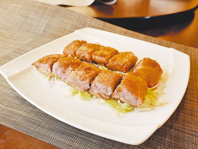 「芋泥香酥鸭」选用口感最佳的槟榔心陆芋，其细致绵密的芋香与富含油脂、肉质细致Q弹的鸭胸完美结合。（点水楼提供）