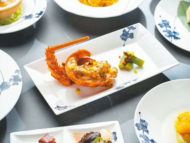「雅阁」以龙虾、鲍鱼等严选顶级食材，打造七道式父亲节奢华套餐。（台北文华东方酒店提供）