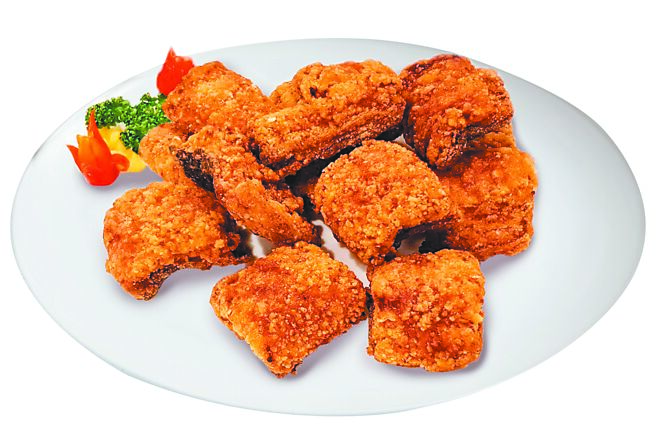 马祖红糟炸鳗鱼严选来自屏东新鲜活杀的鳗鱼，肉质酥炸后保有丰富的油脂与鲜甜。（点水楼提供）