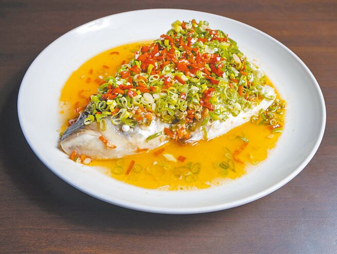 剁椒鱼头选用嘉义、屏东地区养殖1年以上的新鲜鲢鱼。（点水楼提供）