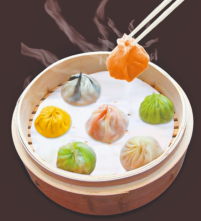 七彩小笼包是点水楼招牌菜，彩色外皮取自天然蔬果的顏色，食用时可以搭配姜丝、镇江醋食用。（资料照片）