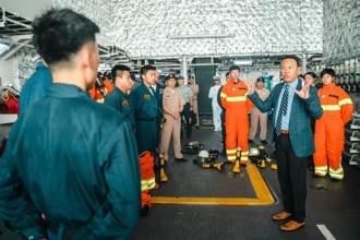 柏鴻輝視導南部駐軍 肯定辛勤付出