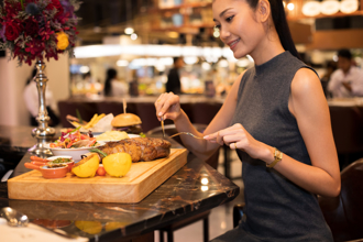 出國吃飯當心！看不懂這英文縮寫 她收天價帳單傻了