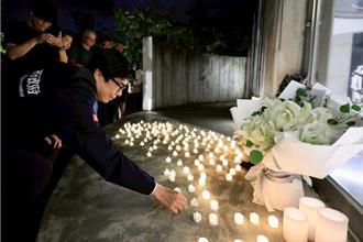 氣爆11周年陪罹難家屬追思  陳其邁：這座城市會更堅強