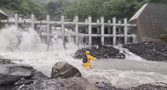 最強鄉長！屏東大武村橋斷了 他橫渡暴漲溪流送藥
