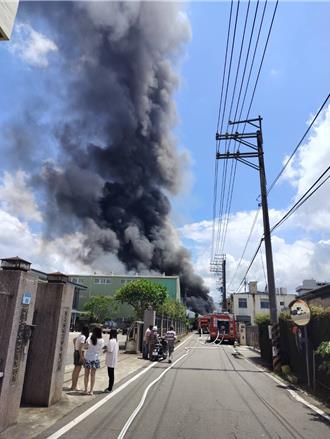 桃園平鎮資源回收場大火！全面燃燒黑煙猛竄 消防急搶救