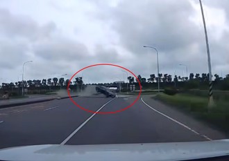 交流道驚見「BMW飛車」犁田！ 假車牌遭警追捕棄車逃